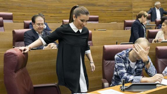 Mari Carmen Esteve toma asiento junto a Alexis Marí. 