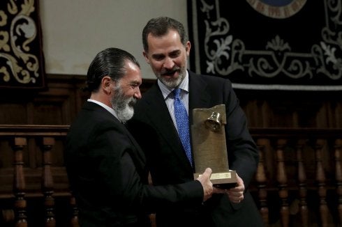 El Rey le entrega el premio a Antonio Banderas. 