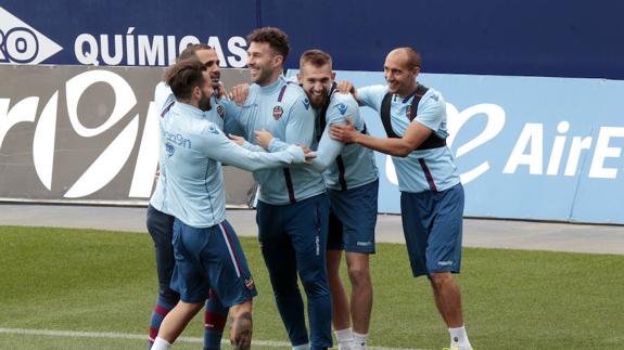 Jugadores del Levante UD durante el entrenamiento matutino