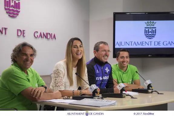 Representantes de El Garbi con la edil de Deportes, Lydia Morant, durante la rueda de prensa. :: à. oltra