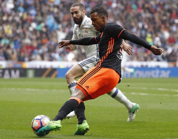 Nani centra un balón ante la oposición de Carvajal. 