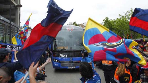 La afición arropa al Levante a su llegada al Ciutat