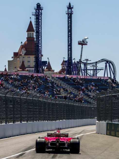 Sebastian Vettel rueda en el circuito de Sochi. :: SRDJAN SUKI / efe