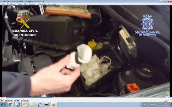 La red llevaba fármacos en el filtro del aire de un coche. :: interior