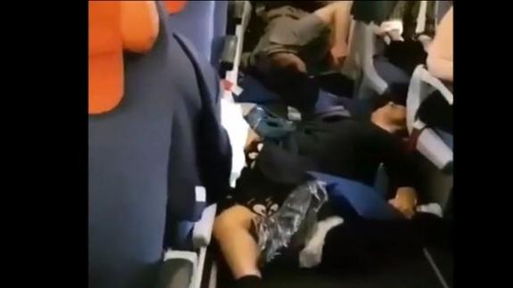 Más de veinte pasajeros hospitalizados por las fuertes turbulencias del avión en el que viajaban