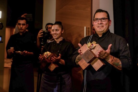 El chef Juan Licero Alcalá presenta su taco 'Frida'. En el cuadro, detalle del plato. 