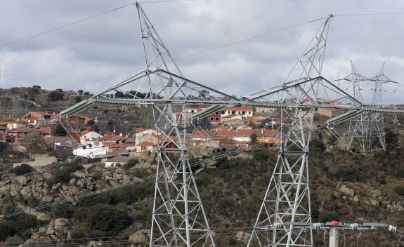 El municipio zamorano de Muelas del Pan, rodeado de torretas eléctricas. :: luis calleja