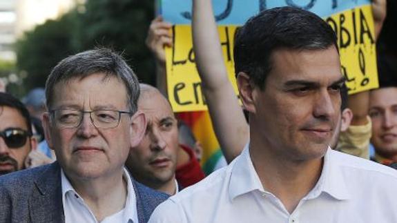 Pedro Sánchez (derecha), con Ximo Puig (izquierda), en una manifestación en Valencia.