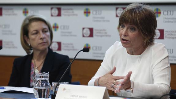 La Directora General. de la Corporación Valenciana de Medios de Comunicación, Empar Marco (d) , ha clausurado junto a la Rectora Magnífica de la Universidad CEU Herrera, Rosa Maria Visiedo, las Jornadas "Un nou espai audiovisual valencià" hoy en el Palacio de Colomina de Valencia. / EFE