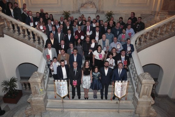  Familia. Artistas con los primeros premios, junto a las falleras mayores y Pere Fuset . :: i. marsilla