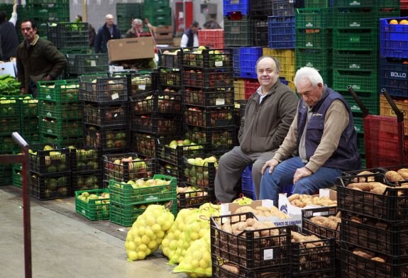 Dos agricultores venden algunos de sus productos en la Tira de Contar de Mercavalencia. :: Tx. rodríguez