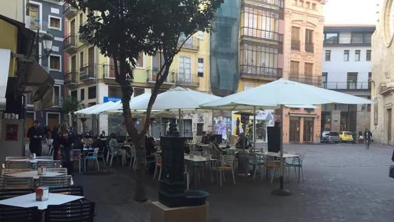 Una terraza en el barrio del Carmen. 