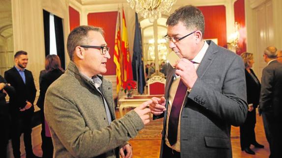 Cucarella, síndic de Comptes, habla con Enric Morera, presidente de Les Corts.