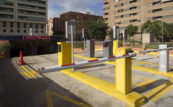 Acceso al aparcamiento, en una imagen de archivo. :: damián torres