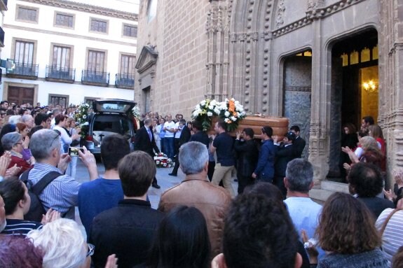 Amigos y familiares portan a hombros el féretro del fallecido Eduardo Monfort  a la salida de la iglesia de San Bartolomé. :: Tino Calvo