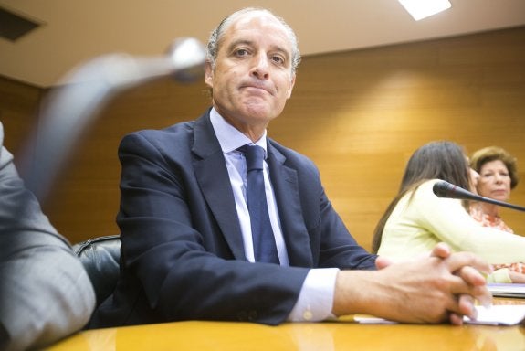 Francisco Camps, expresidente de la Generalitat, ayer en Les Corts. :: damián torres
