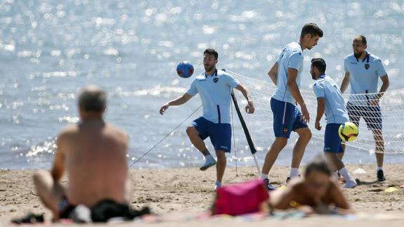 Jugadores del Levante UD durante el partido de futvolei en la Patacona