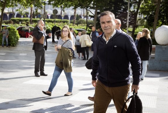 Esteban Cuesta, ayer, a su llegada a la Ciudad de la Justicia. :: efe