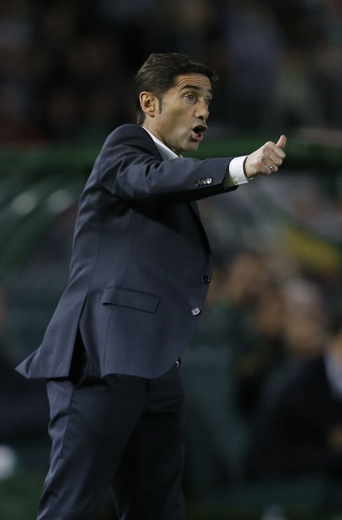 Marcelino hace un gesto en un partido con el Villarreal en Elche. :: AFP PHOTO/J. JORDáN
