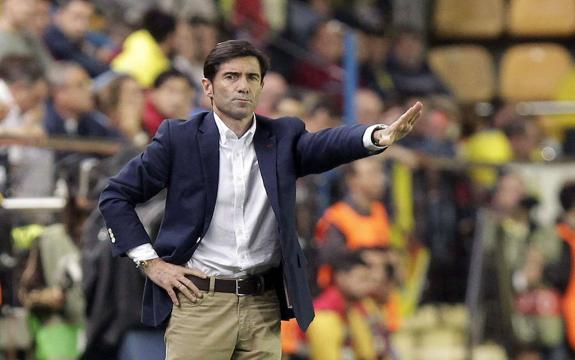 Marcelino García Toral es de esos técnicos que les gusta vivir a pie de campo el juego y no cesa de dar indicaciones a sus jugadores. :: AFP PHOTO/ JOSE JORDáN