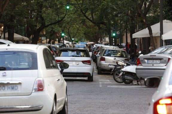 Varios coches circulan por Conde Altea en una imagen tomada el jueves por la tarde. :: j. signes