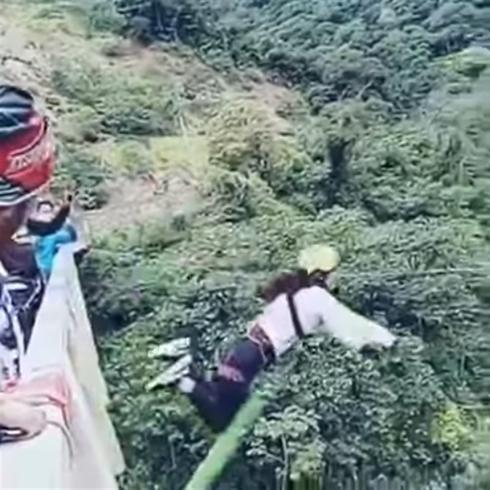 El impactante vídeo de una joven que sufrió un accidente haciendo puenting se hace viral