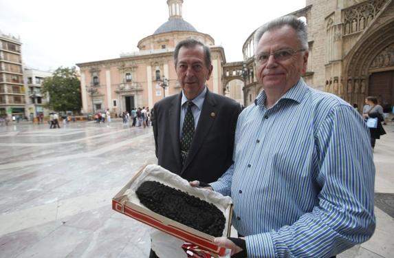 ximo y José Lita, hijos del último peluquero de la Virgen de los Desamparados.