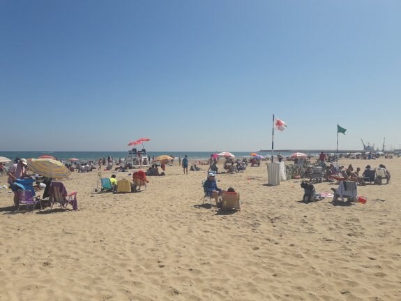 Turistas disfrutando del sol y playa de Gandia durante la pasada Semana Santa. :: r. escrihuela
