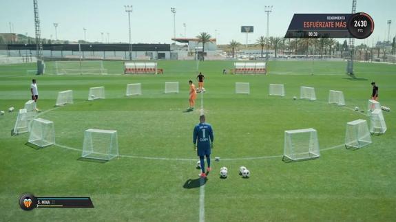 Los jugadores del Valencia CF durante las 'Skills Challenges'