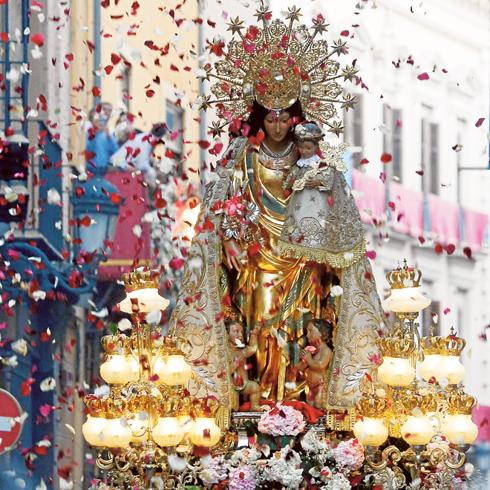 La Virgen de los Desamparados bajo la lluvia de pétalos.