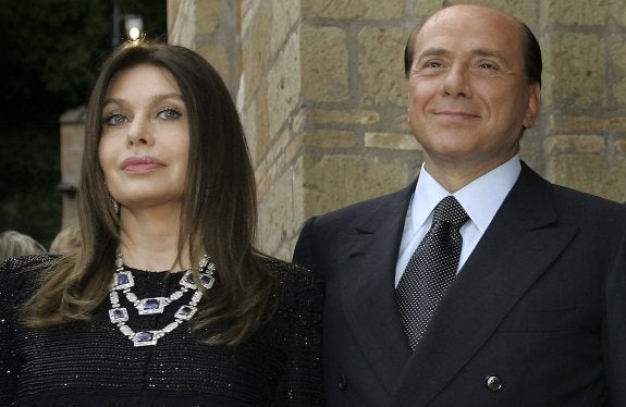 Silvio Berlusconi y su exmujer Veronica Lario, fotografiados en 2004. :: ALESSANDRO BIANCHI / reuters