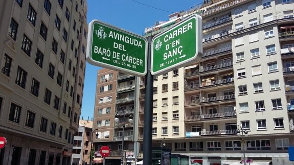 Rótulo de la avenida Barón de Cárcer, ayer. :: lp