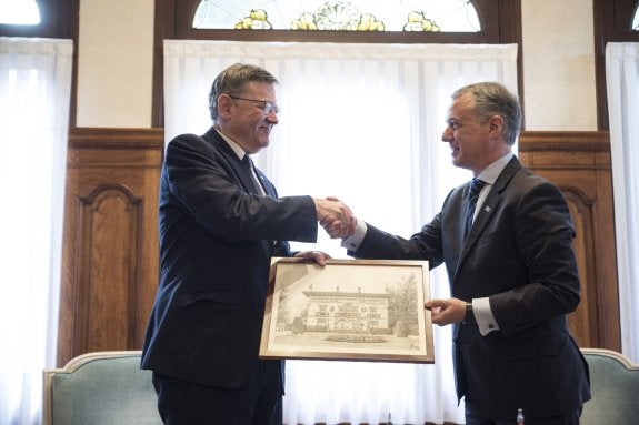 Ximo Puig, presidente de la Generalitat, ayer junto a Íñigo Urkullu. :: efe