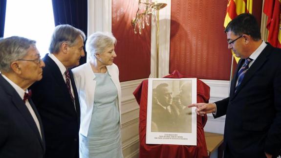 Les Corts Valencianes conmemoran el 80º aniversario del nombramiento en València de Juan Negrín como presidente del gobierno de la II República con una recepción a su nieta Carmen, presidenta de honor de la Fundación Juan Negrín.En la imagen, el president de Les Corts, Enric Morera (d) junto a Carmen Negrín, el presidente de la Fundación, Jose Medina Jimenez y el historiador Viñas.