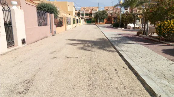 Una calle de la urbanización Playa Naranjos. :: lp