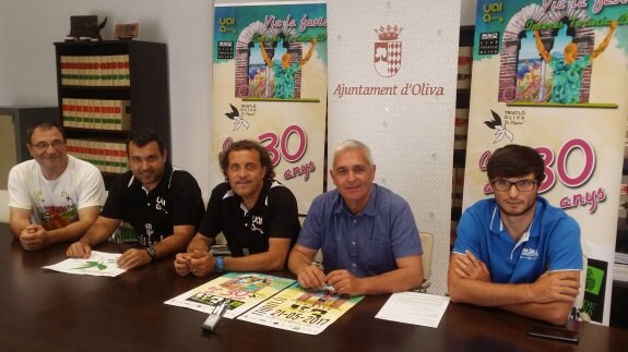 Presentación del Triatlón Internacional, ayer en Oliva. :: lp