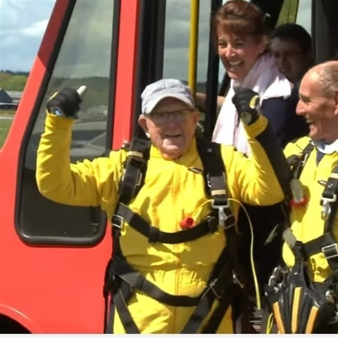 Bate el récord de la persona más vieja del mundo en lanzarse en paracaídas con 101 años