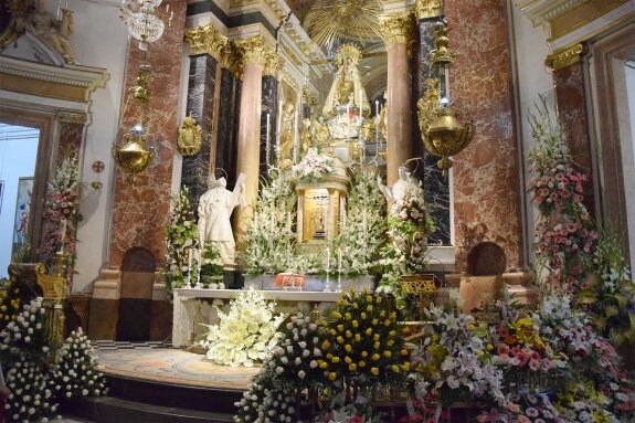 EL altar engalanado de flores. :: avan