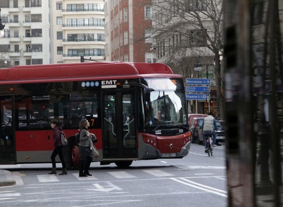 Un autobús enfila Barón de Cárcer en una imagen reciente. :: irene marsilla