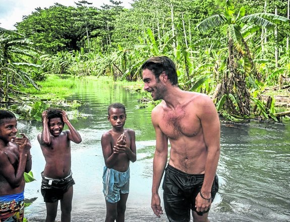 Kortajarena, con niños de una de las islas. :: pedro armestre/greenpeace