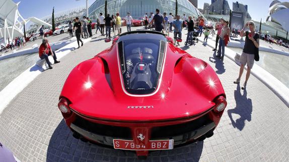 Ferrari conmemora su 70 aniversario con un desfile de coches en Valencia