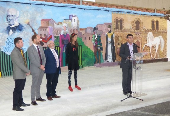 El alcalde de Ontinyent interviene y, tras él, el mural. :: lp