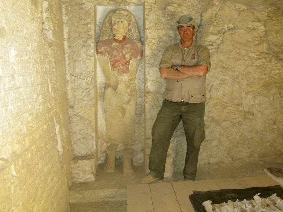 José Manuel Galán, investigador del CSIC, junto a una escultura funeraria. :: c. c.