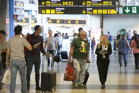  Terminal. Un grupo de pasajeros circula esta semana por el aeropuerto de Valencia.  :: damián torres