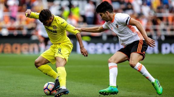 Carlos Soler y Dos Santos disputan el balón en Mestalla
