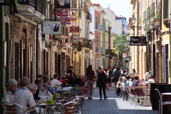 Imagen de archivo de la calle Loreto de Dénia, con las mesas y sillas de los establecimientos de hostelería. :: Tino Calvo