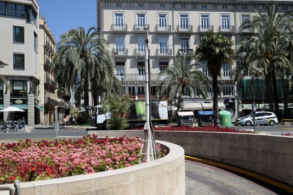 La plaza de la Reina, con la calle del Mar a la izquierda, una de las opciones para la salida del aparcamiento. :: irene marsilla