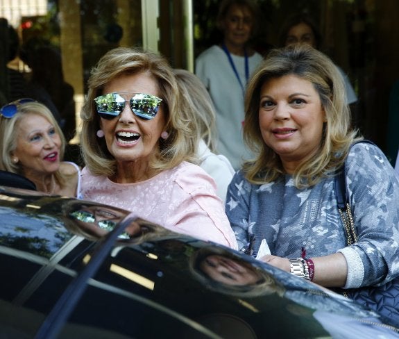 María Teresa Campos, con su hija Terelu, sale de la clínica. 