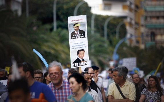 Cartel mostrado en la manifestación contra el decreto de plurilingüismo organizada el día 19 en Alicante. :: manuel lorenzo/efe