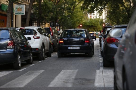 Un paso de cebra  en la calle Conde Altea. :: J. MONZO